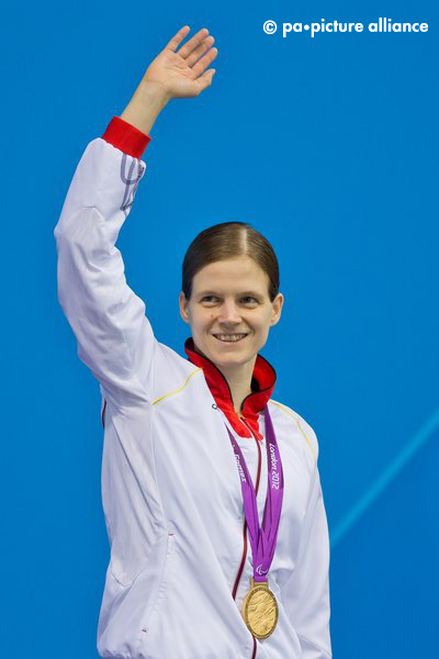 Daniela Schulte of Germany celebrates her gold medal after the Women's 400m Freestyle - S11 Final for the London 2012 Paralympic Games Swimming competition at the Aquatics Centre, Great Britain, 7 September 2012. Photo: Daniel Karmann dpa