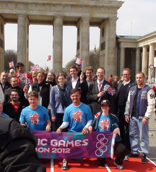 Gruppenfoto vor dem Brandenburger Tor mit dem britischen Botschafter Simon McDonald