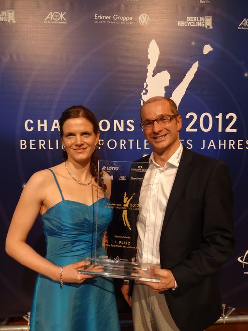Ich mit meinem Trainer Matthias Ulm und zwischen uns der durchsichtige Preis mit den goldenen Lettern Champions 2012 - Berlins Sportlerin des Jahres
