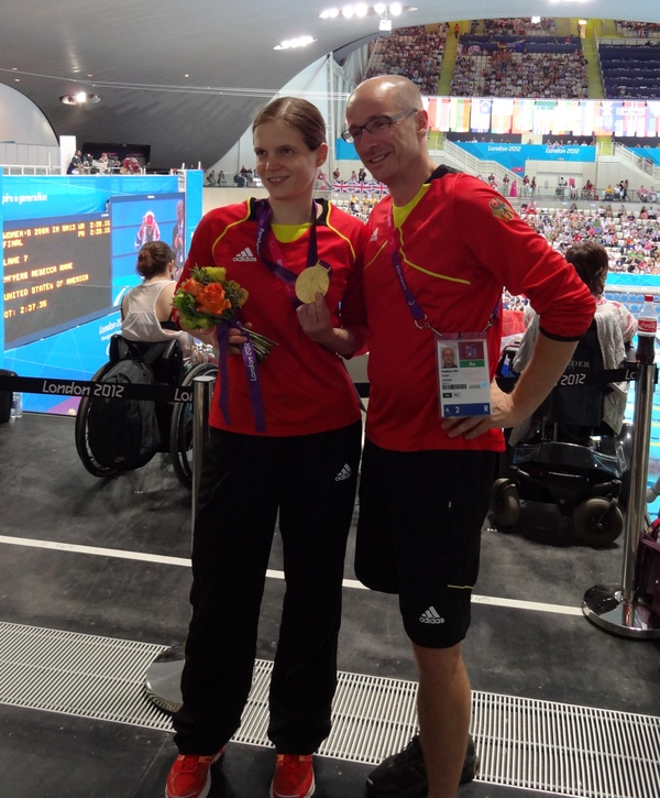 Mein Trainer Matthias Ulm und ich im Aquatics Centre posieren mit der Goldmedaille über 400m Freistil