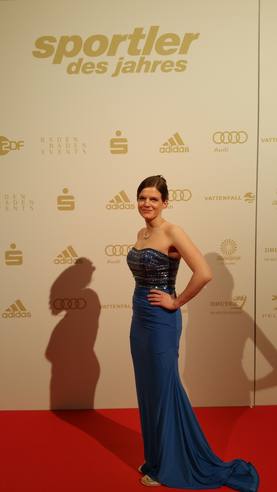 Ich auf dem roten Teppich der Gala Sportler des Jahres in Baden-Baden in meinem neues Sherri Hill Kleid ist ganz in Dunkelblau gehalten und auf Höhe der Büste mit zahllosen Steinen in verschiedenen Blautönen verziert.