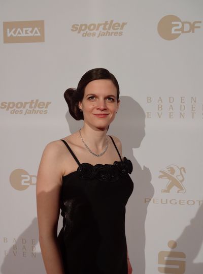 Ich im langen, in verschiedenen violett Nuancen schimmernden Abendkleid auf dem roten Teppich in Baden-Baden zur Gala "Sportler des Jahres 2012"