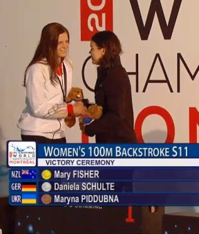 Ich gratuliere Mary bei der Siegerehrung 100m Ruecken. Im Becken schenken wir uns keinen Wimpernschlag, außerhalb sind wir da viel freundlicher :)